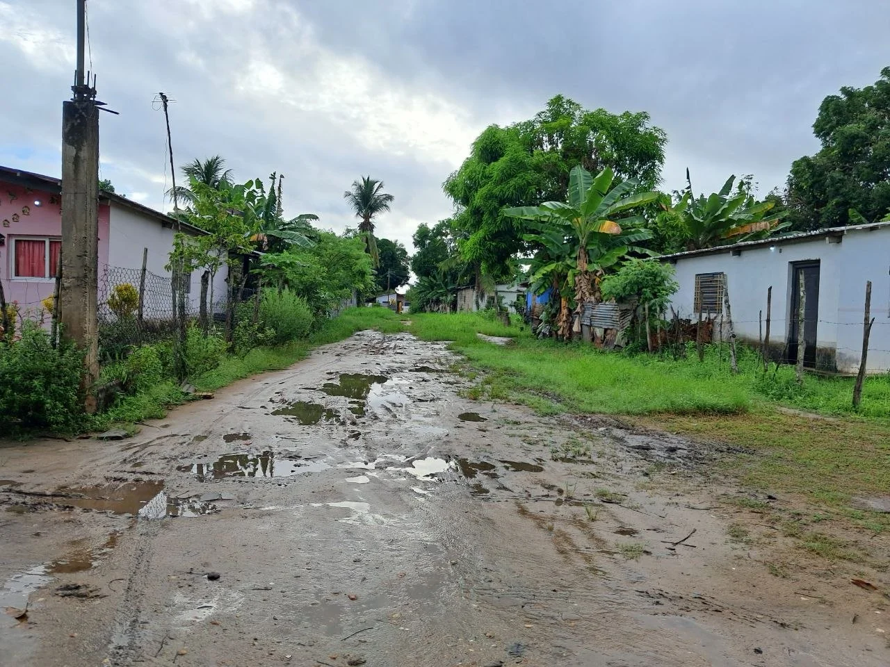 Habitantes de La Constituyente en Maturín exigen asfaltado de sus calles
