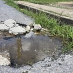Los Guaros entre huecos y aguas servidas: vecinos aseguran llevar 12 años esperando soluciones