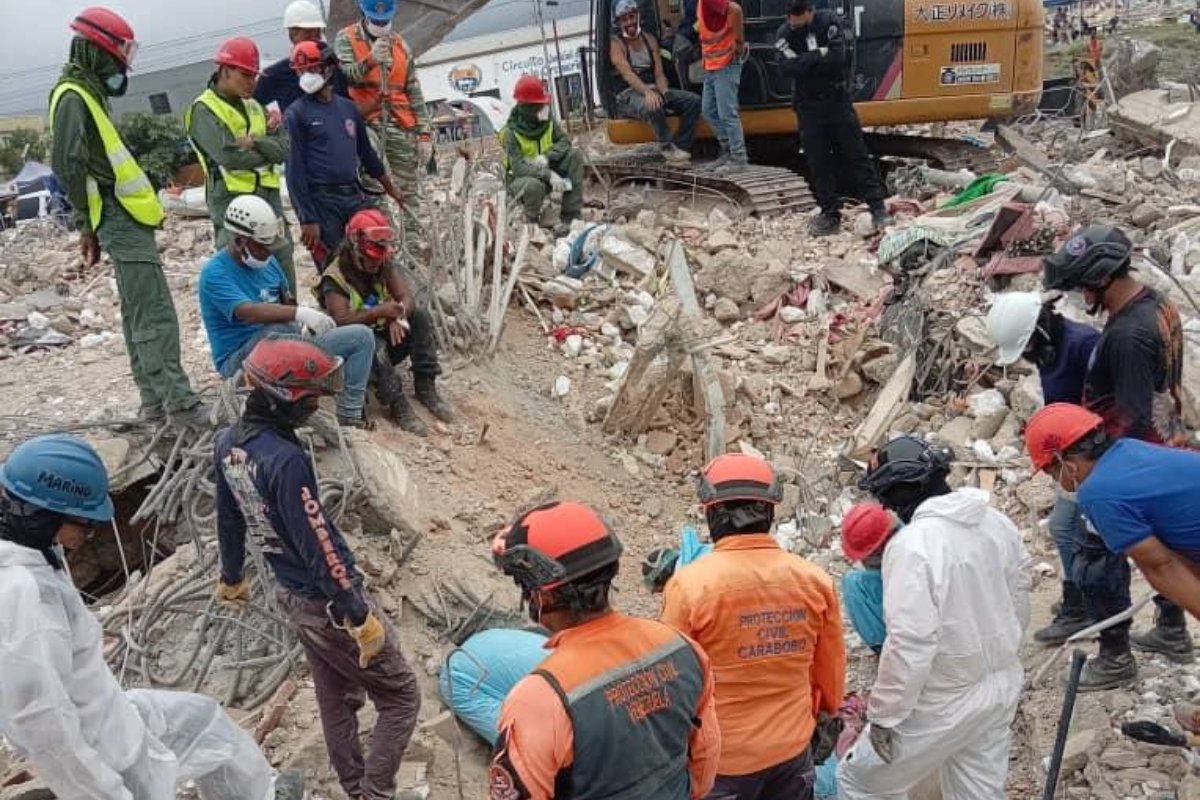 Cinco cuerpos recuperados entre los escombros de urbanismo colapsado en Playa Grande