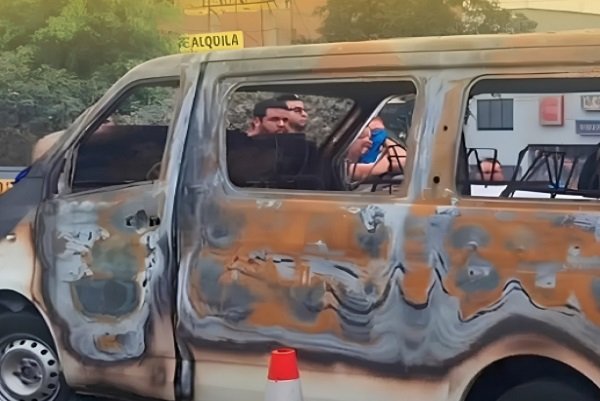 Investigan como posible extorsión muerte de venezolano quemado dentro de su vehículo en Lima